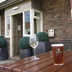 The George Country Inn, Wath 호텔 4*